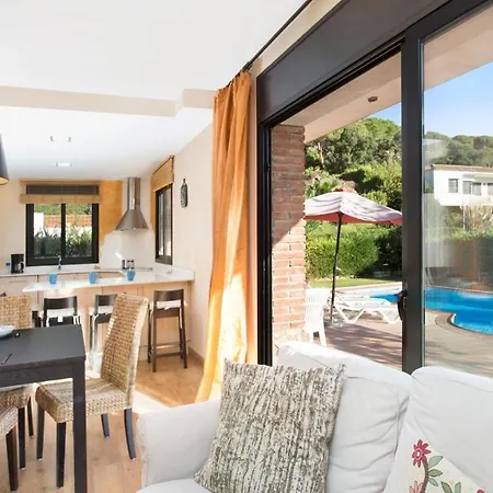Sleeps 8 Villa Lloret de Mar