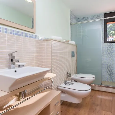 Villa Sleeps 8 *